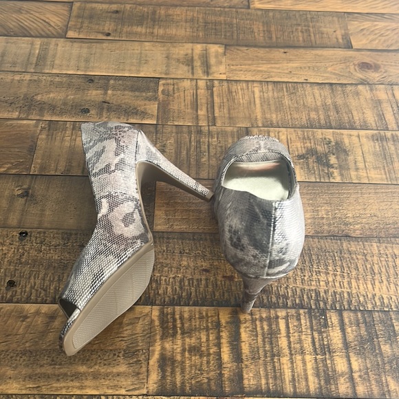 Open toe dress shoe. - Picture 4 of 4